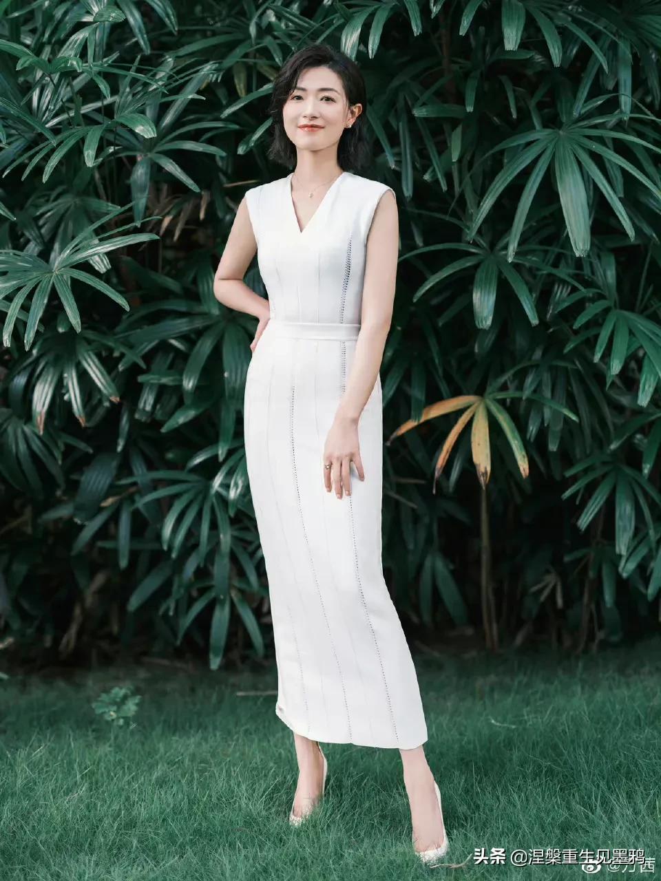万茜晒随拍，白色连衣裙彰显出优雅亲和，知性大方