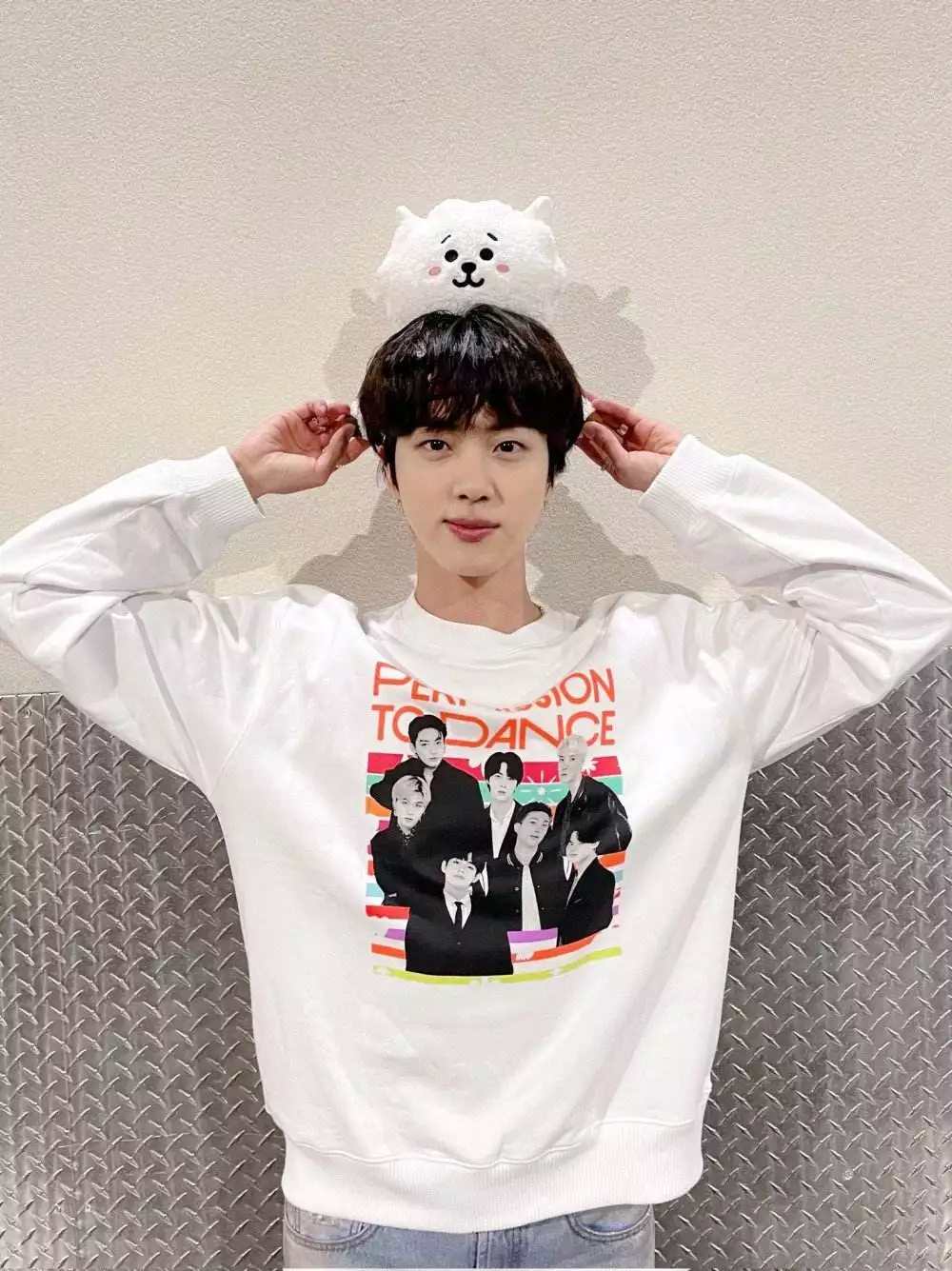 让网友们费解的 LV 长羽绒却被 BTS Jin 完美消化?