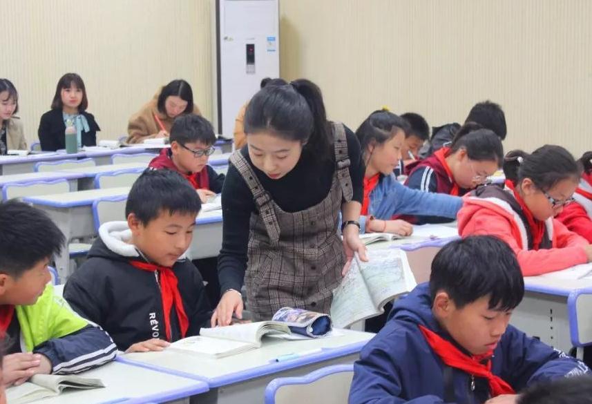 校长拿绩效工资的150%，副校长拿140%，老师的绩效工资咋分配？