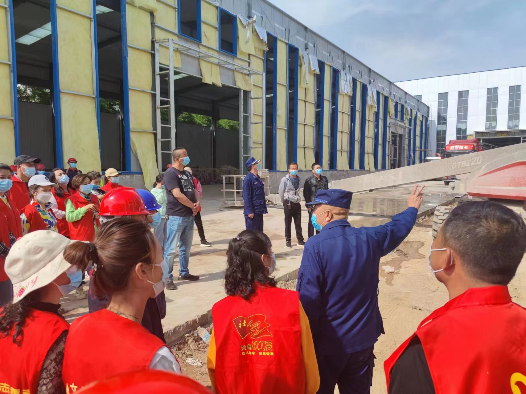 【奋进新征程 建功新时代】西固区新城镇“社工委”进工地 “零距离”开展建筑安全培训