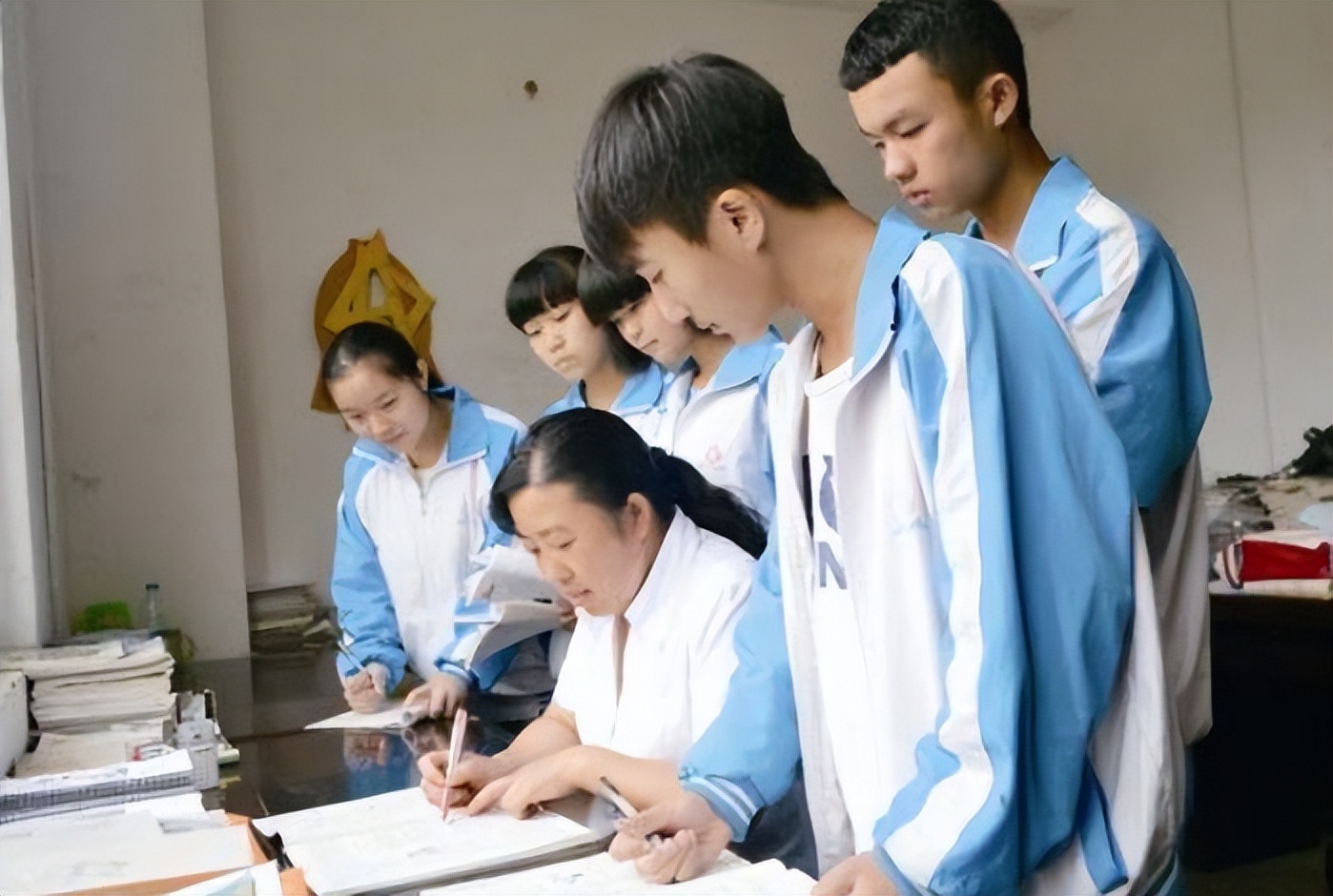 新高考“选科模式”有调整，物理化学或将捆绑，新组合或许更吃香