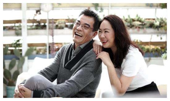 离婚13年后，连奕名和陈佳妍的生活状况有何不同？