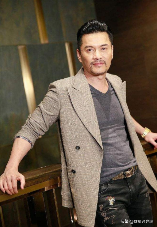 演员吕良伟：离过两次婚，欠债2000万时，三婚娶了一位贵州姑娘