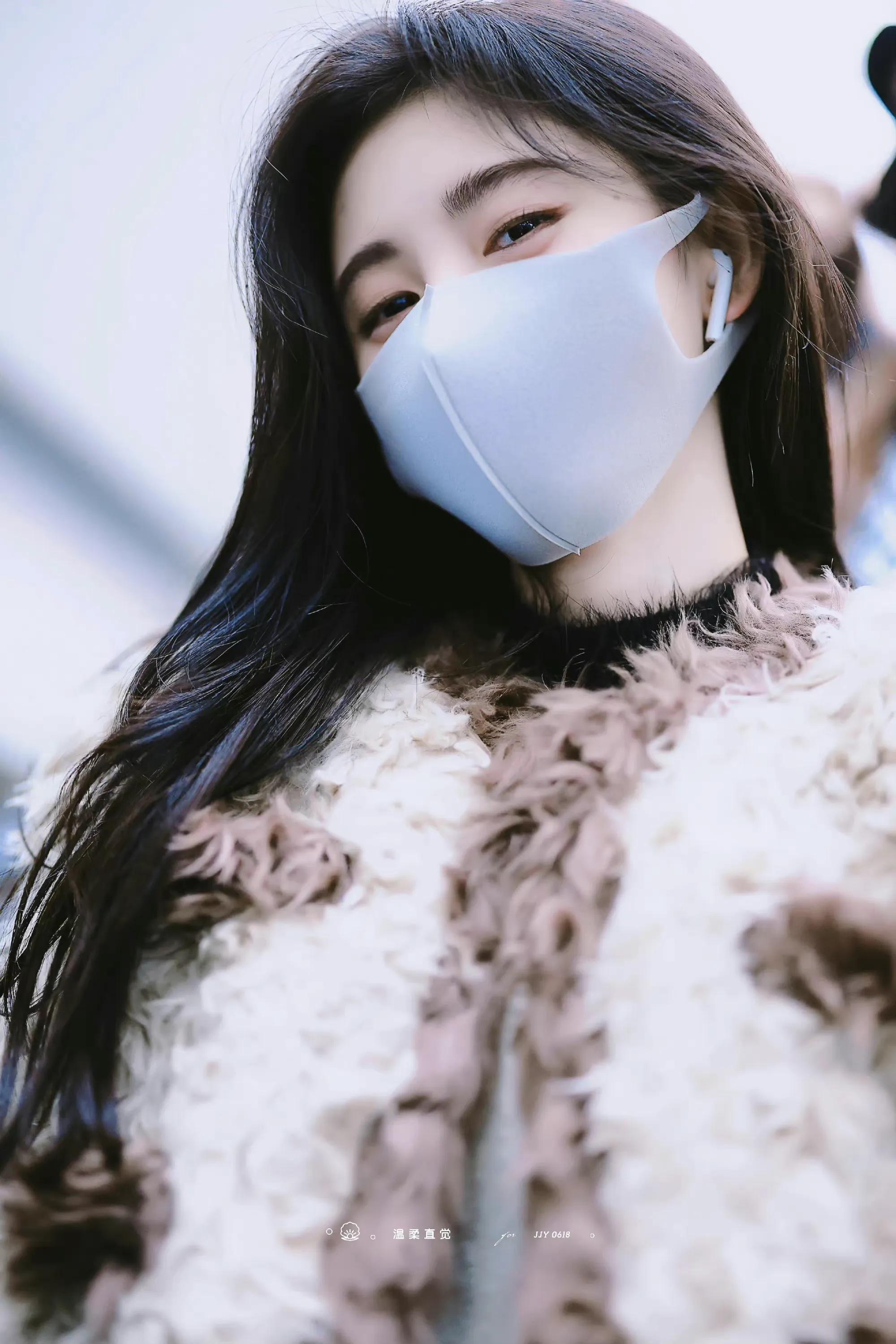 鞠婧祎机场照｜隔着口罩也能看见笑盈盈的脸