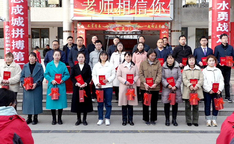 踔厲奮發(fā)筑夢想 篤行不怠向未來——駐馬店市第三高級中學(xué)舉行總結(jié)表彰暨高考沖刺誓師大會