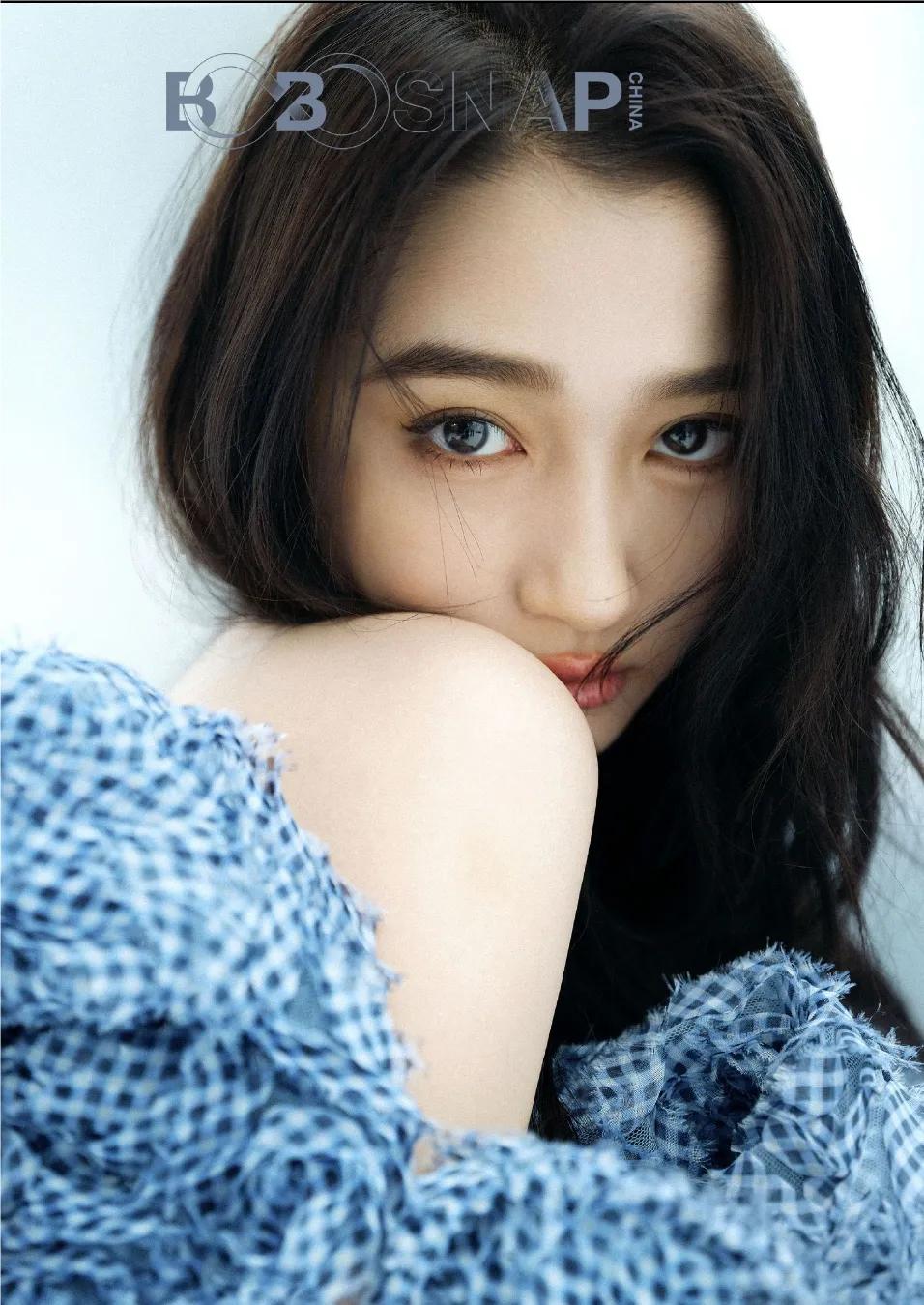 六月刊封面，关晓彤的童年投影时光美照，你看看美吗？