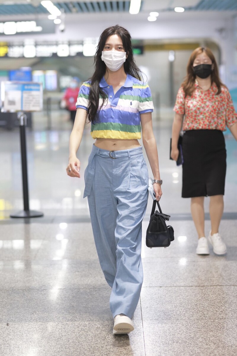 宋妍霏现身北京机场亭亭玉立