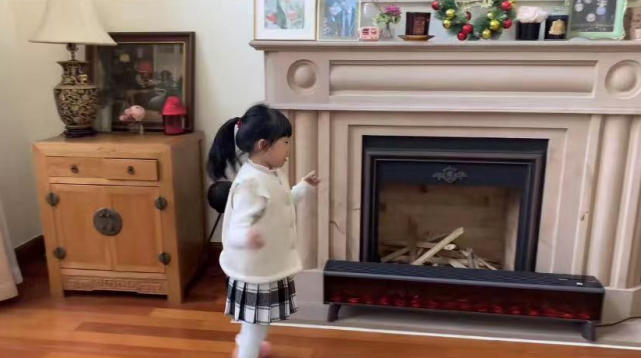 伊能静晒一家三口迎接圣诞，小米粒开心歌唱，正脸曝光像爸爸秦昊