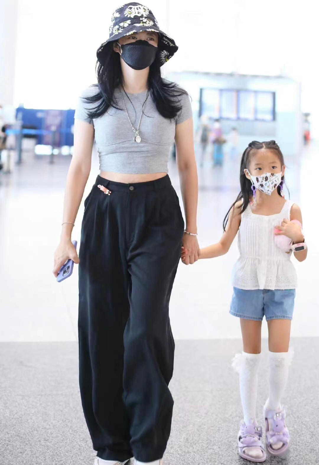 姚晨穿灰色针织短T恤配黑色阔腿裤带娃出行，清爽有爱还超时髦