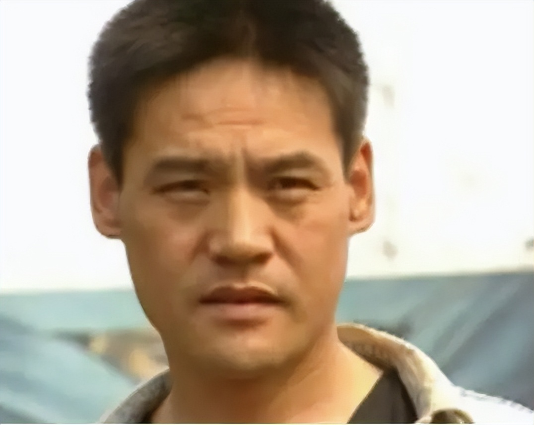 66岁巍子满头白发精神抖擞，从艺30余载，既有血泪也有忘恩负义