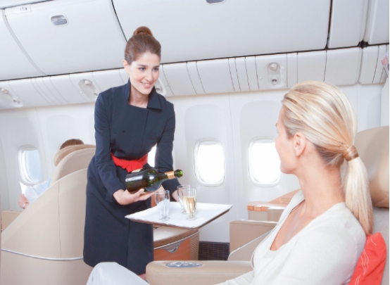 这些工作看起来年薪几十万，实际上工资并不高，空姐也不例外