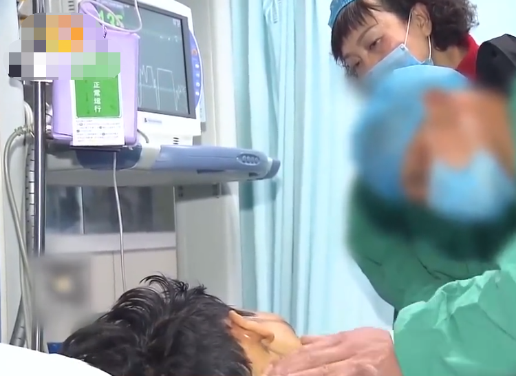 20岁大学生躺重症监护室，唯一心愿见父亲一面，父亲：不关我事