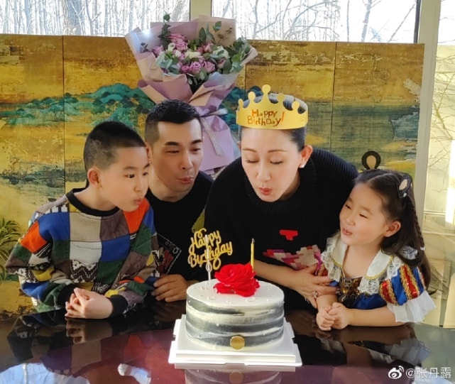 赵文卓妻子43岁生日，儿子头剪成蛋糕状酷，大女儿发长文表白妈妈