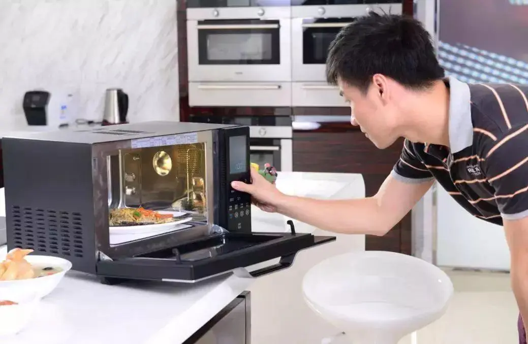 据传用微波炉热食物，吃了有害还会“致癌”？微波炉天使还是魔鬼