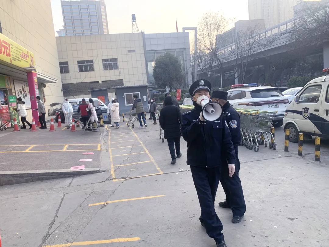 战“疫”一线｜企业商超复工复产 西安新城公安暖心护航
