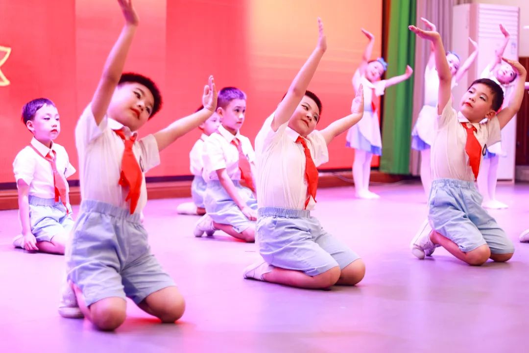 天府新区华阳实验小学举行“童星耀五月·艺术绽花开”群舞比赛