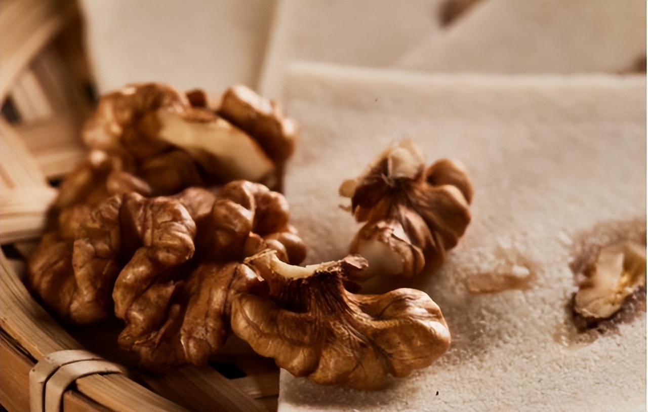 肝脏不好的人不能吃核桃？切记：保护肝功能，少碰2红1白