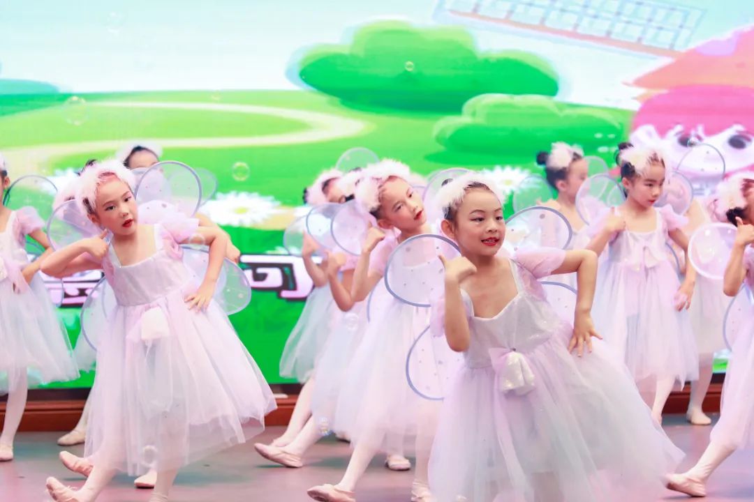 天府新区华阳实验小学举行“童星耀五月·艺术绽花开”群舞比赛