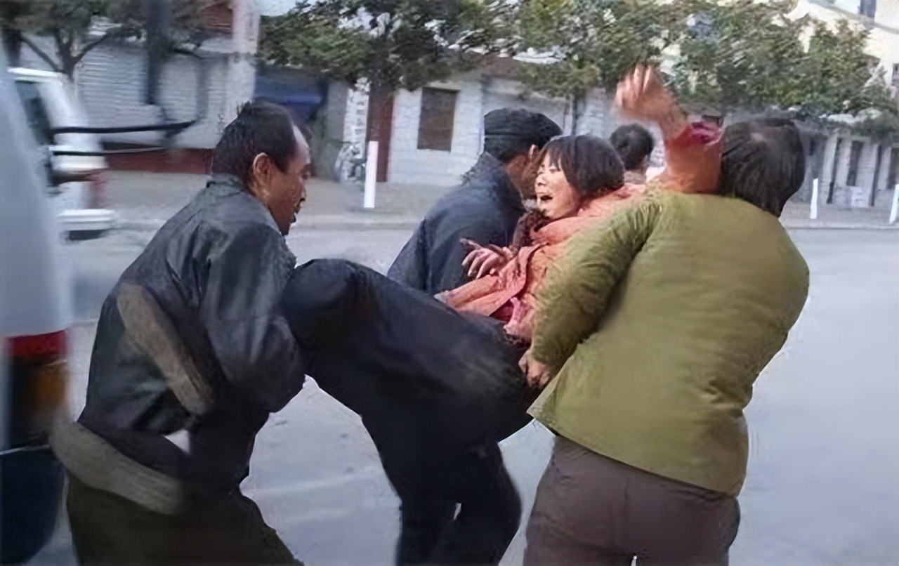 1995年四川17岁女大学生被卖进大山，55岁老汉让她住了17年猪圈