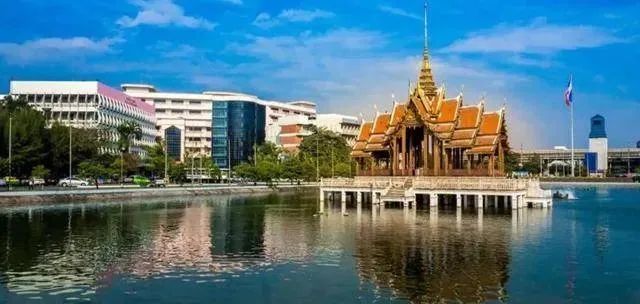 泰国曼谷丨尊享高尔夫球场景观的高端独栋别墅