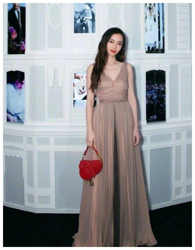Angelababy也太适合穿旗袍了,裸色旗袍配珍珠项链,高贵优雅