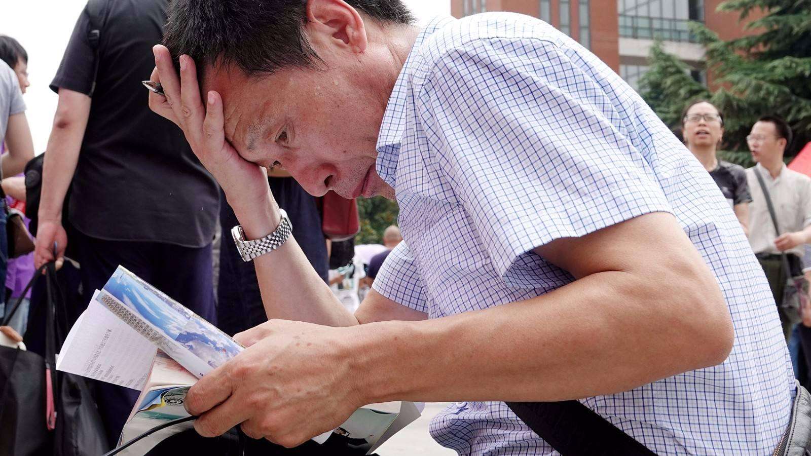 2018年,四川老汉到教育局,含泪跪求查孙女高考试卷：不信只有47分