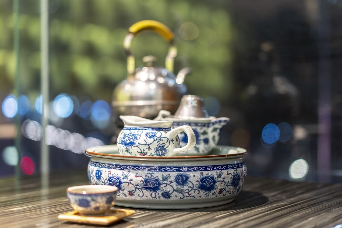 喝粵式早茶，手敲桌面3下啥意思？弄懂6大規(guī)矩，服務(wù)員：這是老廣