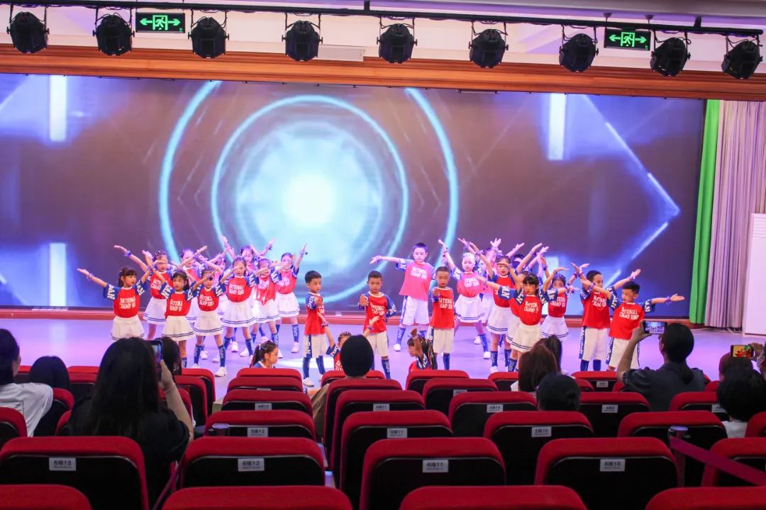 天府新区华阳实验小学举行“童星耀五月·艺术绽花开”群舞比赛