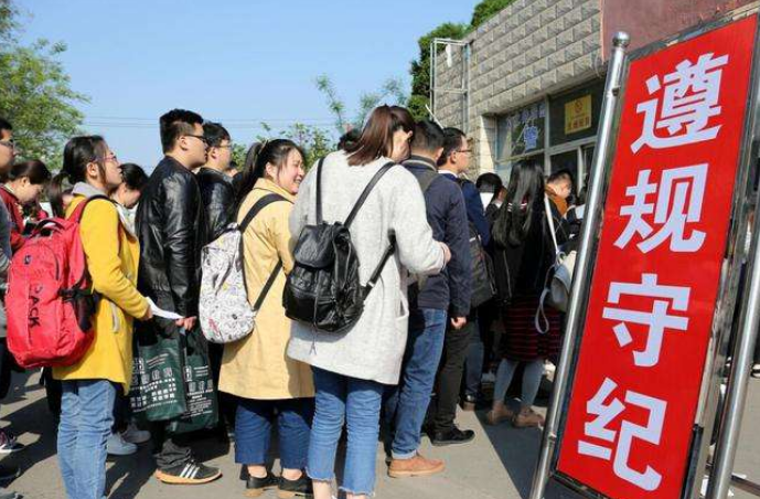 公务员政审有新规，两类大学生或将无法通过，成绩再优秀也没用