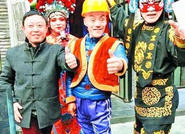四川一老农因长得像光头强走红，开豪车拥娇妻，现在靠跑摩的为生