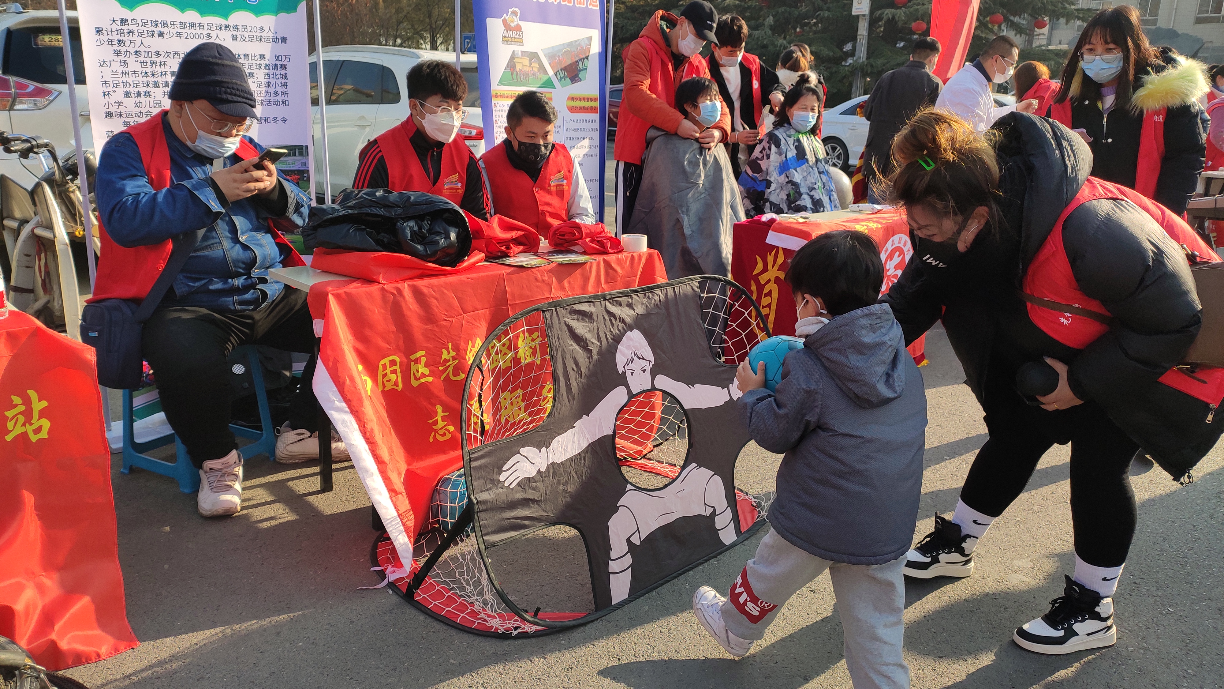 兰州市“12·5”国际志愿者日暨新时代文明实践“奉献爱心 服务社会”志愿服务活动在西固区拉开帷幕