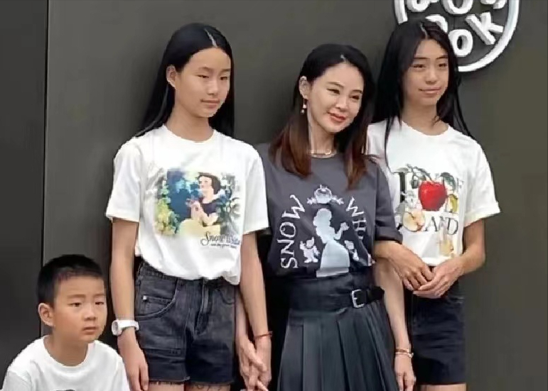 董洁、董璇、关悦跟谭卓带娃现身活动，离开滤镜的容貌太真实了