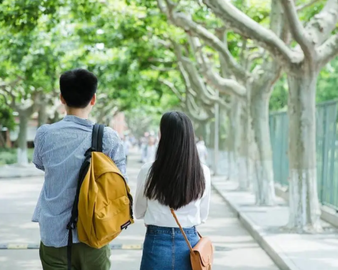 要尽量在大学找对象？男生家长的忠告很现实，大学生别不以为然
