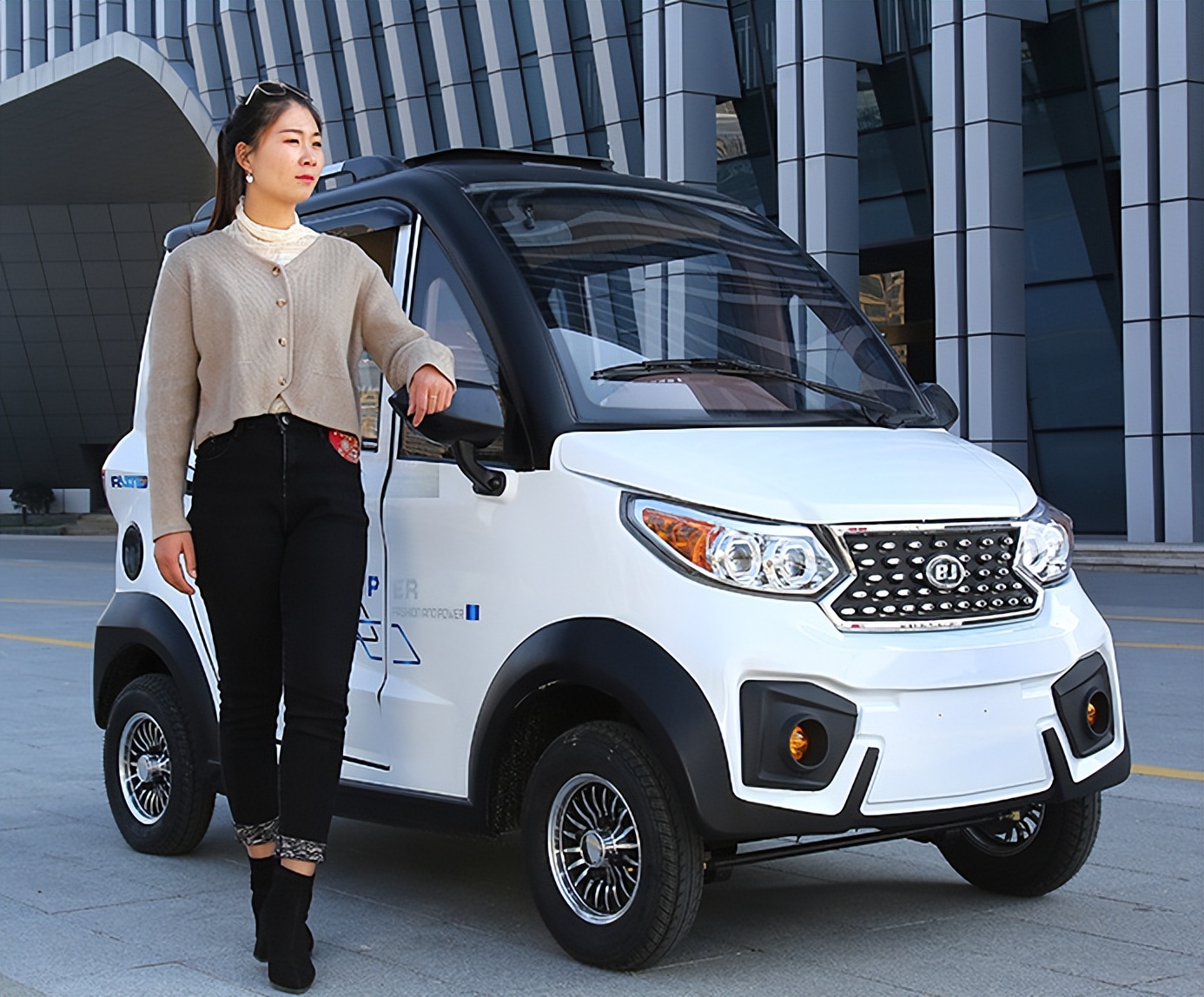 时尚气质,但这款车相比普通的低速四轮电动车,还是算好看的,车辆采用