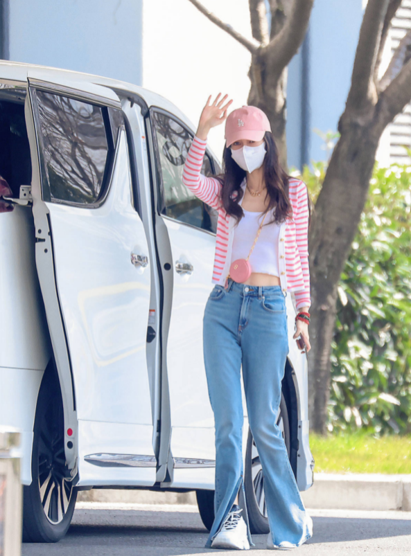 baby穿抹胸裙庆生太惊艳!皮肤白净光脚跪地,身形纤瘦无一丝赘肉