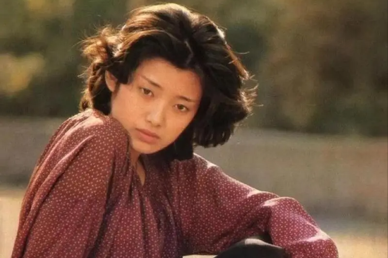 63岁山口百惠：隐退42年，身材发福生活节俭，孙女降生当奶奶