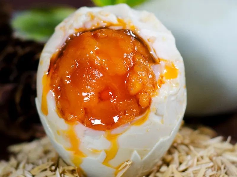 三步咸鸭蛋！沙子里出油还不咸，半个月就可以吃了。