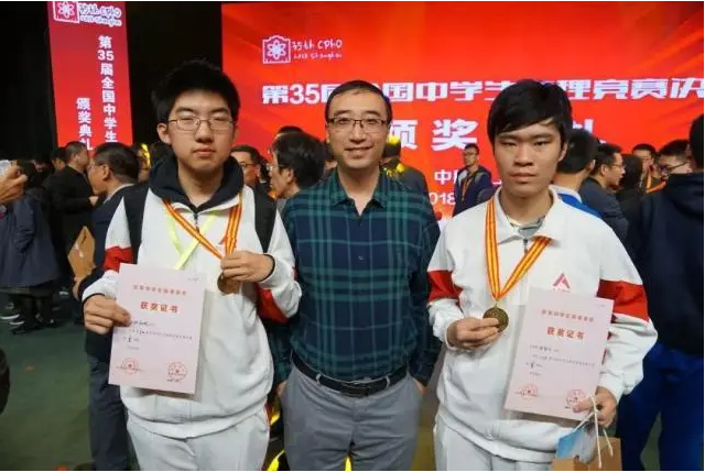 学霸手握清华和北大毕业证，2次找工作被拒绝，结果去中学教书