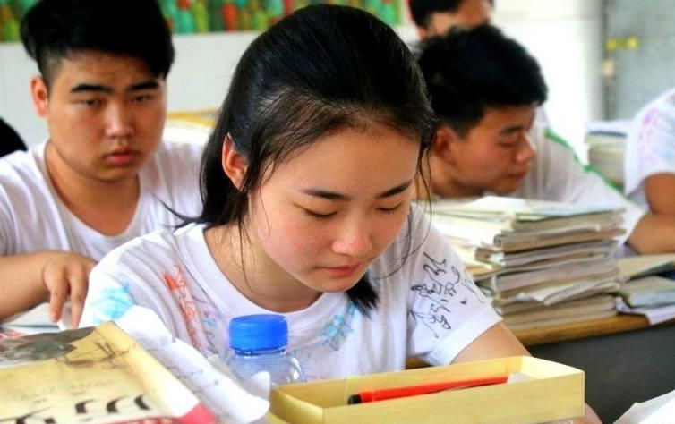 2022年高考“保送”政策大变，全国16所高中受影响，英语地位下降