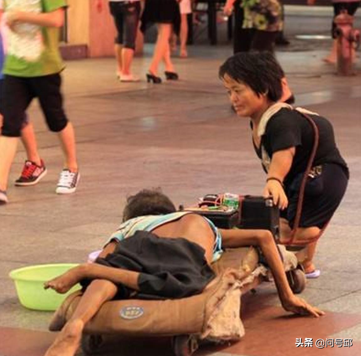 遍地的东莞残疾乞丐，背后的真相是触目惊心的人为摧残