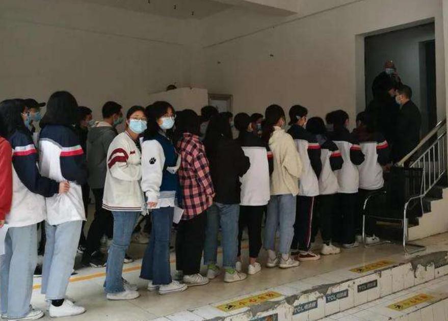 高考体检需要“全部脱光”？现场一片混乱，把医生都给逗笑了