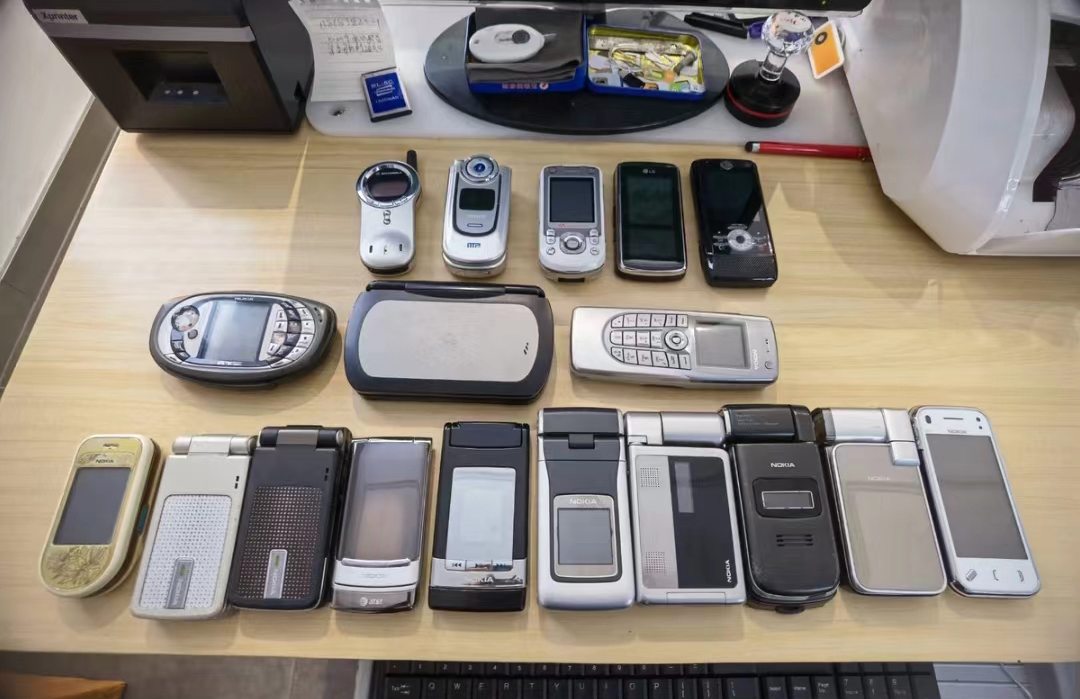 这才是“骨灰级”手机玩家！二十年用过18台手机，每一款都是经典