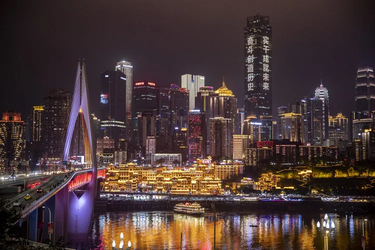5个万亿级大城市,为啥一起“赶夜场”?