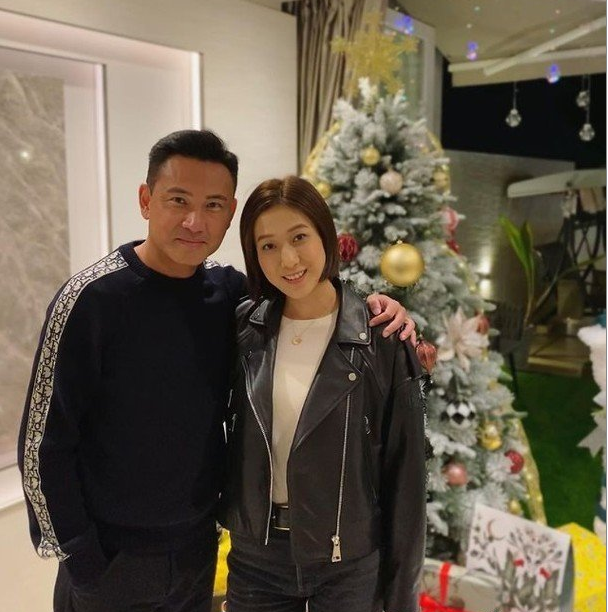 钟嘉欣和林文龙一家人过节！直接跪地上合照，亲密搂肩感情深厚