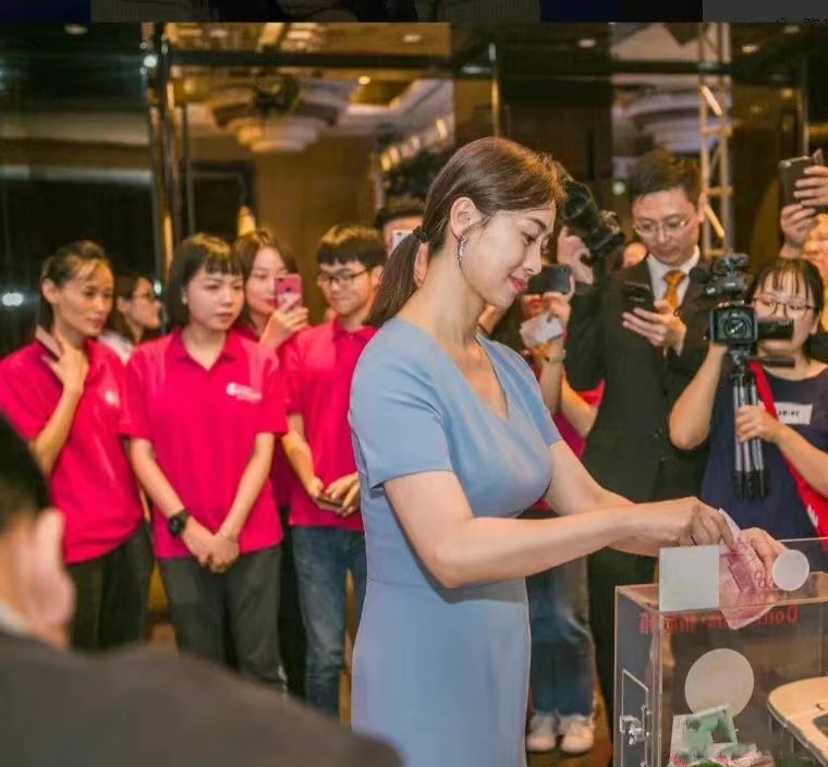 翁虹穿轻熟风的裙子，又优雅又高贵，显得还挺年轻的