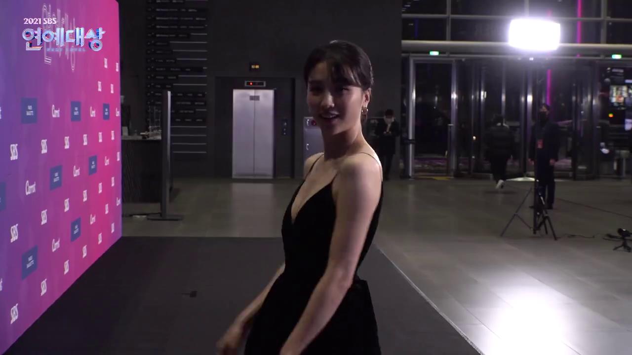 2021SBS演艺大赏红毯，女明星流行穿低胸长裙，身材一个比一个好