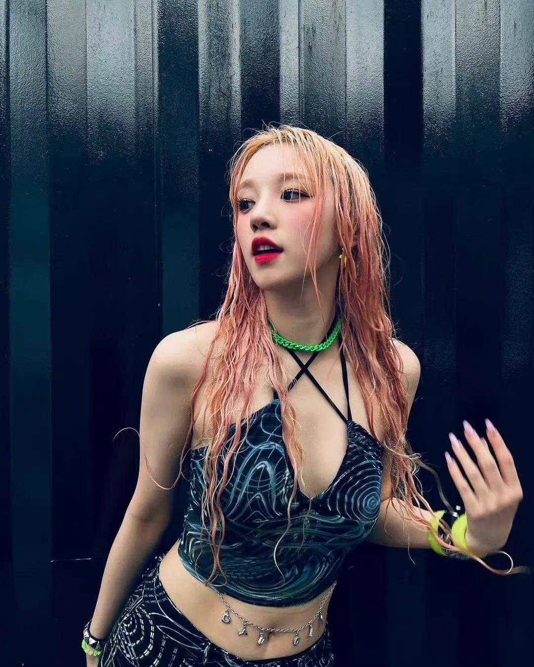 宋雨琦美图 湿发也好美 什么风格都能驾驭，跳舞妖精好会扭