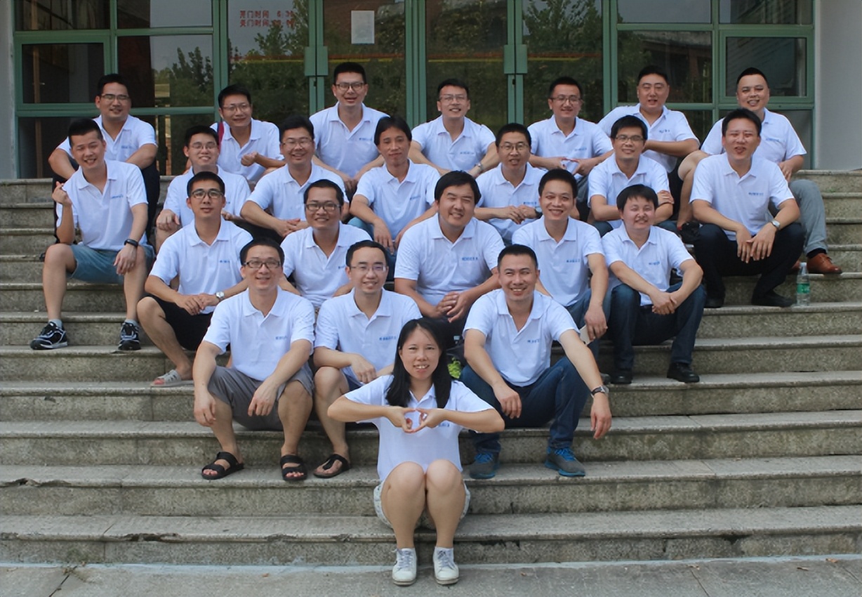 毕业多年后组织聚会，AA预算每人200元，聚会结束时组织者后悔了