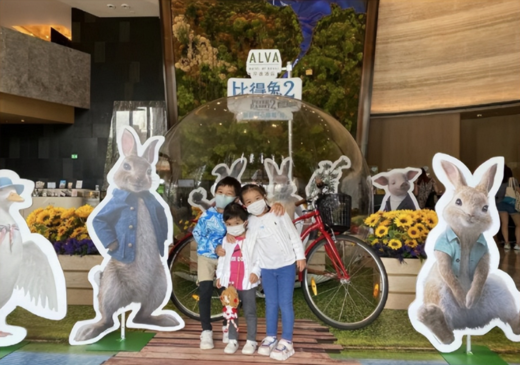 9岁霍中曦真有担当，把小4岁妹妹抱在腿上，霍启刚却在一旁看手机