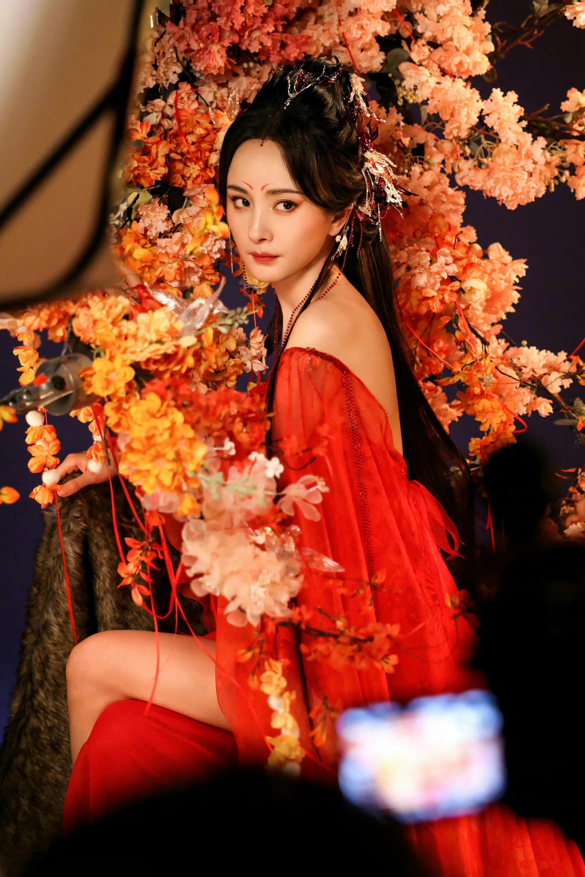 杨幂《狐妖小红娘月红篇》花絮图 红色的是豪华睡衣?